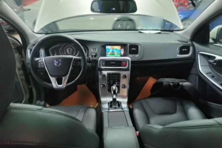 Used Volvo V60 2017 T5 Zhiyi Edition China V Standard Center Console