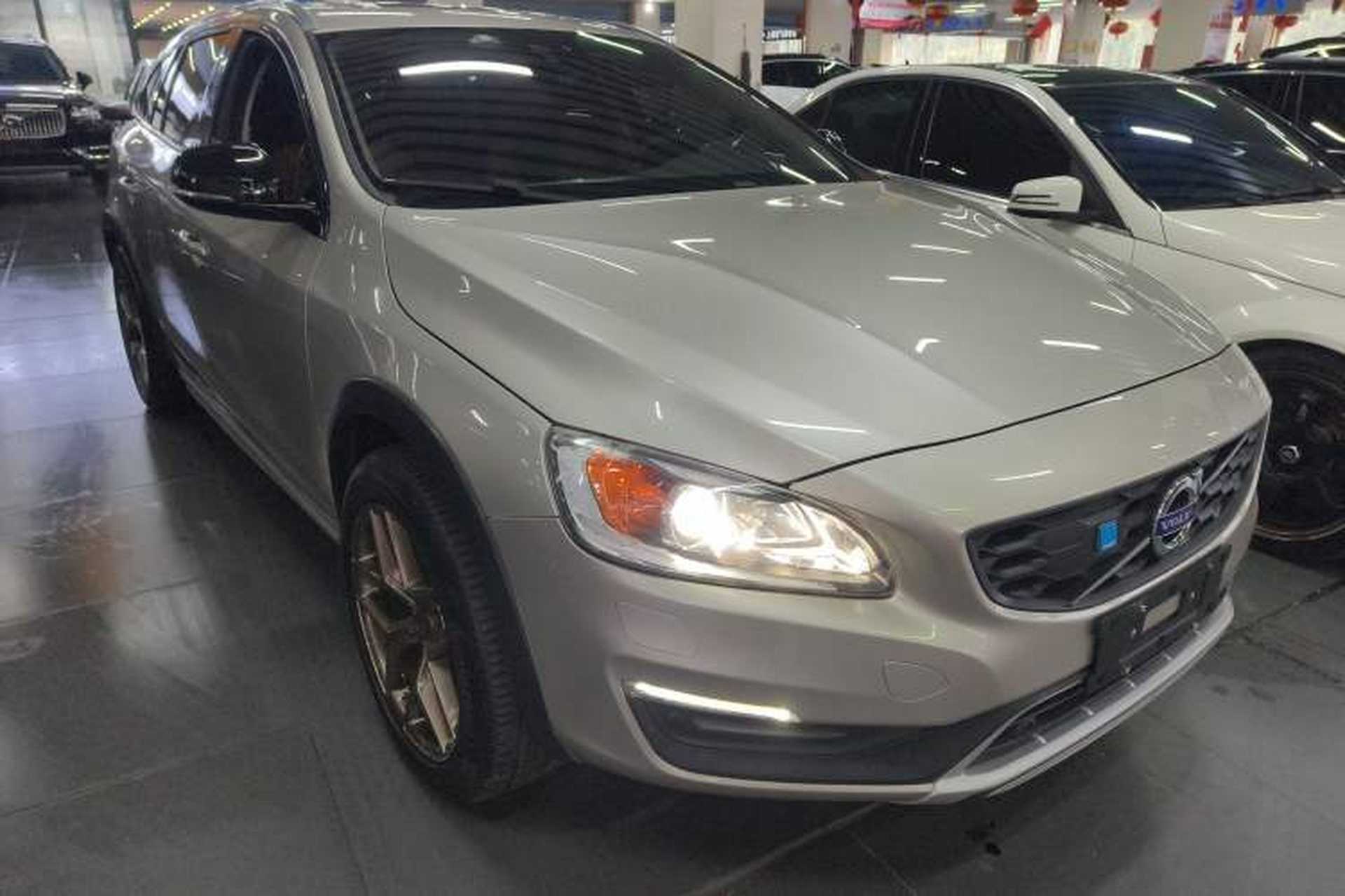 Used Volvo V60 2017 Cross Country T5 AWD China V Standard Front Right 45 Deg