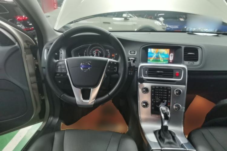 Used Volvo V60 2017 T5 Zhiyi Edition China V Standard Steering Wheel