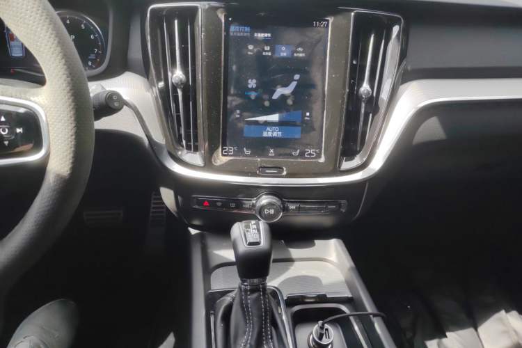 Used Volvo V60 2020 T5 Zhiyuan Sport Edition Audio And AC Panel