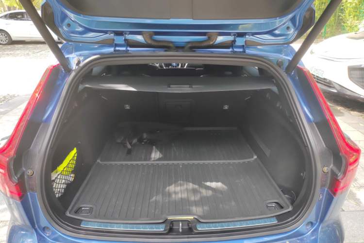 Used Volvo V60 2020 T5 Zhiyuan Sport Edition Trunk