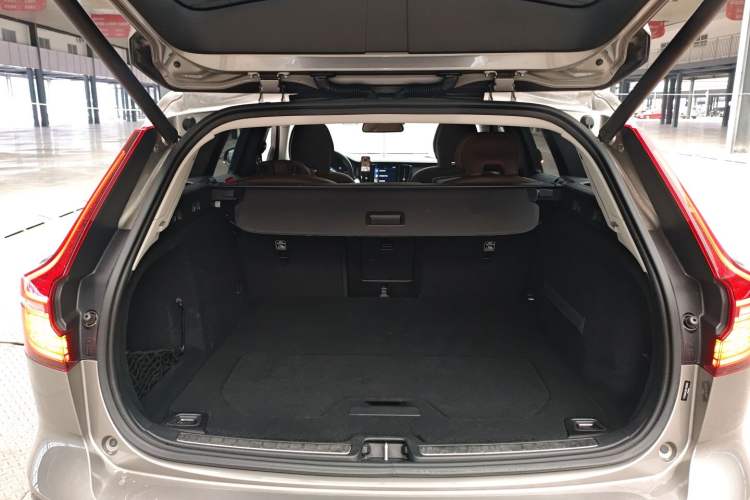 Used Volvo V60 2020 T4 Zhiyi Luxury Edition Trunk
