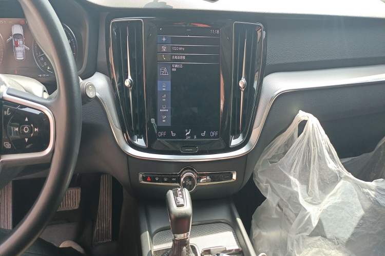 Used Volvo V60 2020 T5 Zhiyuan Luxury Edition Audio And AC Panel