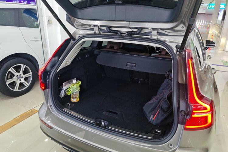 Used Volvo V60 2020 T5 Zhiyuan Luxury Edition Trunk