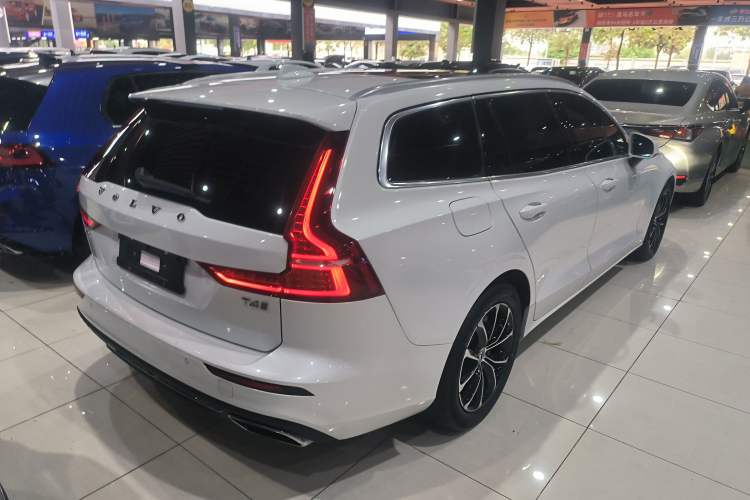 Used Volvo V60 2020 T4 Zhiyi Luxury Edition Rear Right 45 Deg