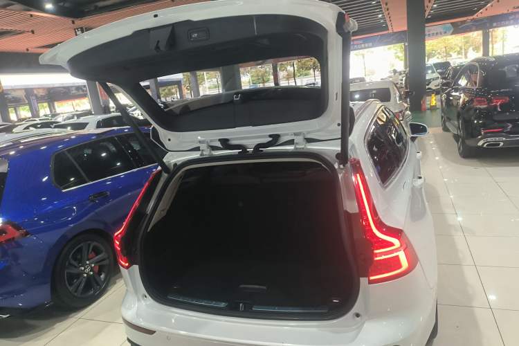 Used Volvo V60 2020 T4 Zhiyi Luxury Edition Trunk