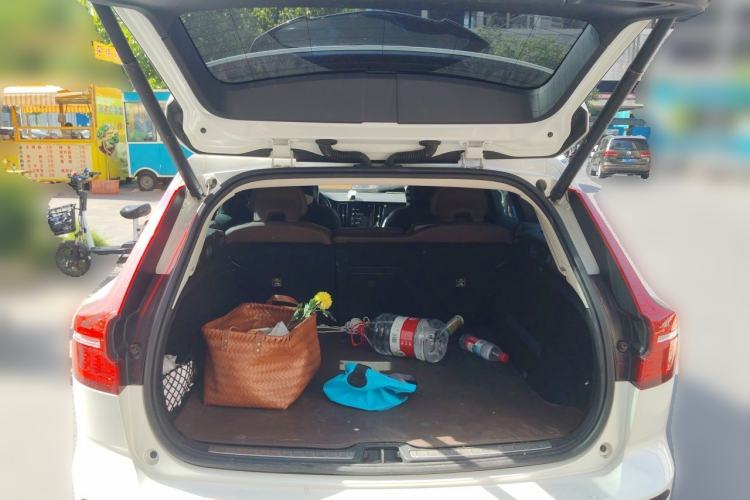 Used Volvo V60 2020 T5 Zhiyuan Luxury Edition Trunk