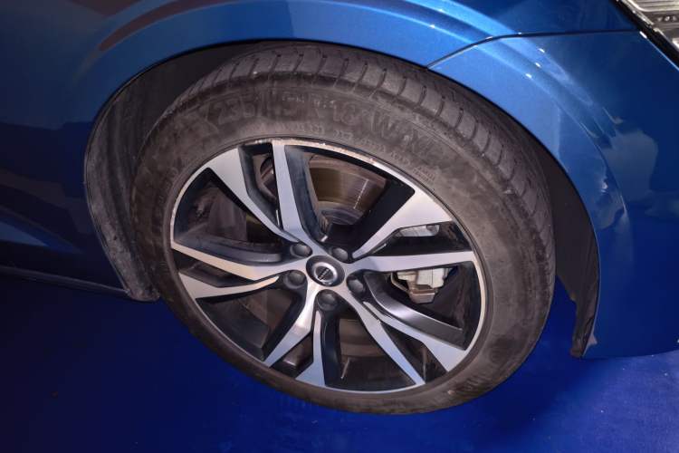 Used Volvo V60 2021 B5 Zhiyuan Sport Edition Right Front Wheel Hub