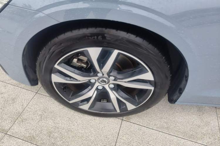 Used Volvo V60 2021 B5 Zhiyuan Sport Edition Left Front Wheel Hub