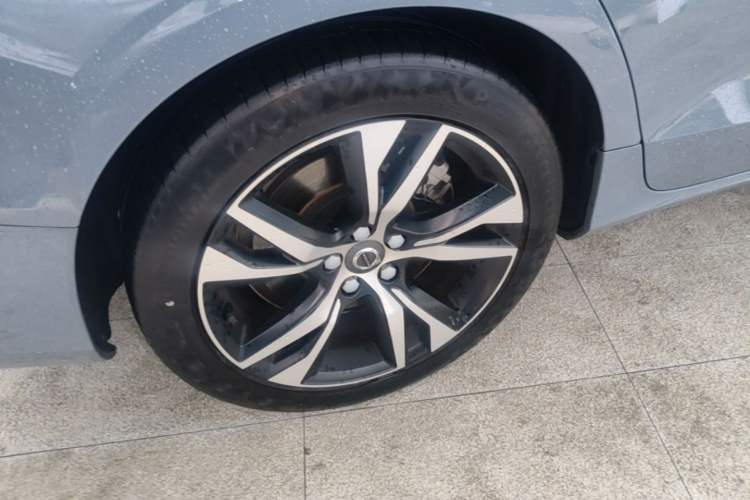 Used Volvo V60 2021 B5 Zhiyuan Sport Edition Right Rear Wheel Hub