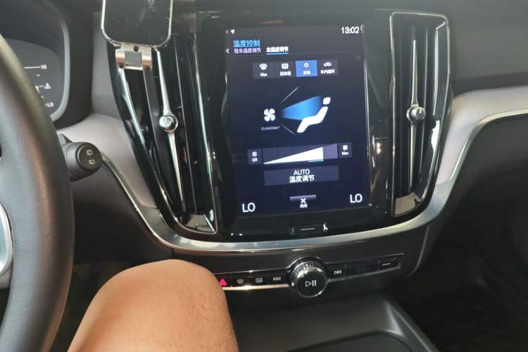 Used Volvo V60 2021 B4 Zhiyi Luxury Edition Audio And AC Panel