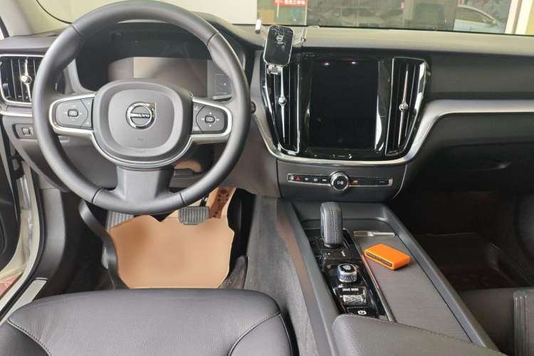 Used Volvo V60 2021 B4 Zhiyi Luxury Edition Center Console