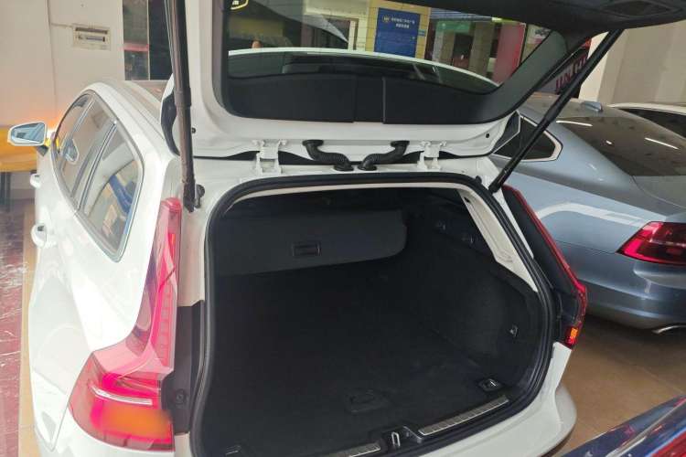 Used Volvo V60 2021 B4 Zhiyi Luxury Edition Trunk