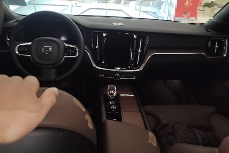 Used Volvo V60 2023 B5 Zhiyuan Luxury Enjoyment Edition Center Console