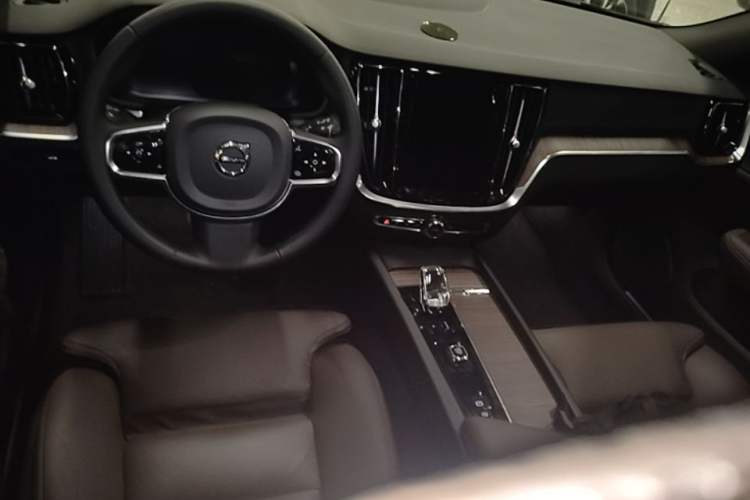 Used Volvo V60 2023 B5 Zhiyuan Luxury Enjoyment Edition Center Console
