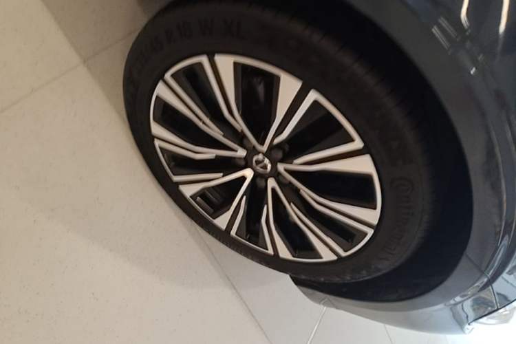 Used Volvo V60 2023 B5 Zhiyuan Luxury Enjoyment Edition Right Front Wheel Hub