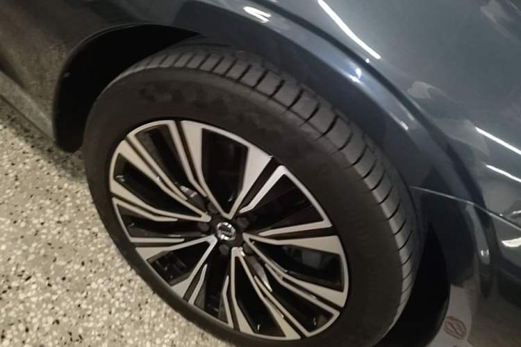 Used Volvo V60 2023 B5 Zhiyuan Luxury Enjoyment Edition Right Front Wheel Hub