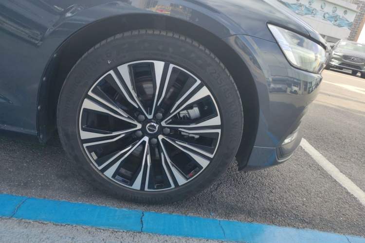 Used Volvo V60 2024 B5 Zhiyuan Luxury Edition Right Front Wheel Hub