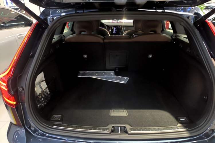 Used Volvo V60 2024 B5 Zhiyuan Luxury Edition Trunk