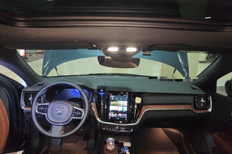 Used Volvo V60 2024 B5 Zhiyuan Luxury Edition Center Console