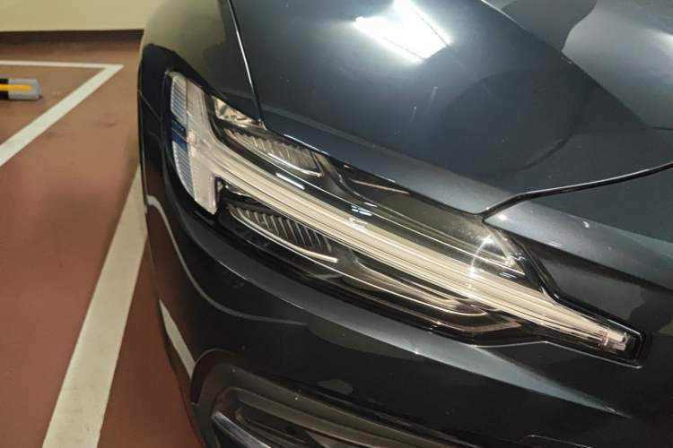 Used Volvo V60 2024 B5 Zhiyuan Luxury Edition Right Front Headlight