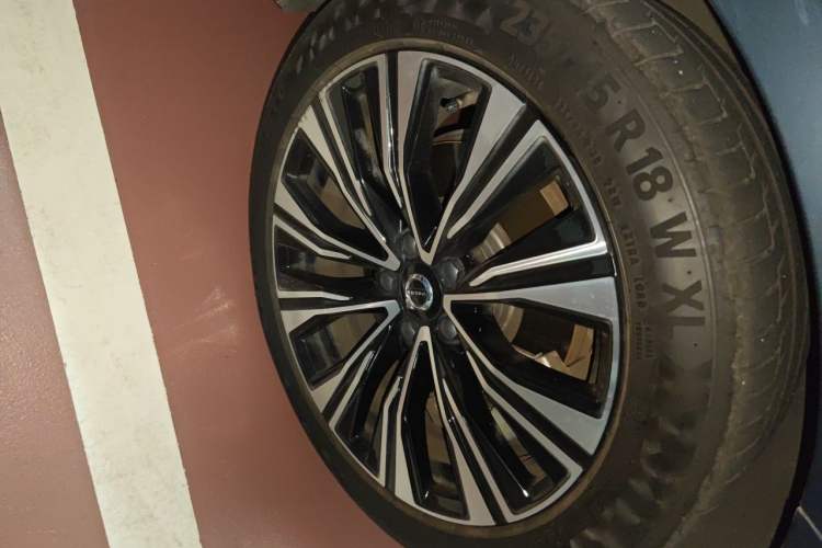 Used Volvo V60 2024 B5 Zhiyuan Luxury Edition Right Front Wheel Hub