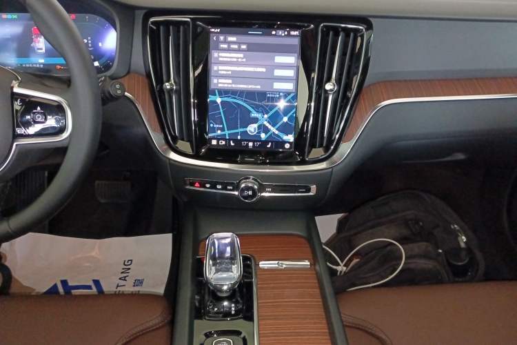 Used Volvo V60 2024 B5 Zhiyuan Luxury Edition Audio And AC Panel
