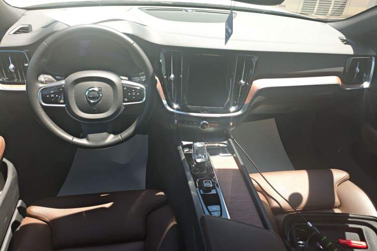 Used Volvo V60 2024 B5 Zhiyuan Luxury Edition Center Console