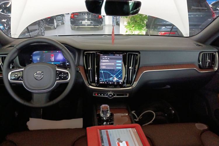 Used Volvo V60 2024 B5 Zhiyuan Luxury Edition Center Console