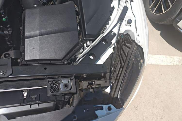 Used Volvo V60 2024 B5 Zhiyuan Luxury Edition Engine Bay Left