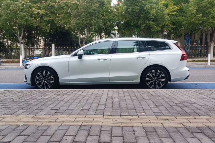 Used Volvo V60 2024 B5 Zhiyuan Luxury Edition Exterior 3