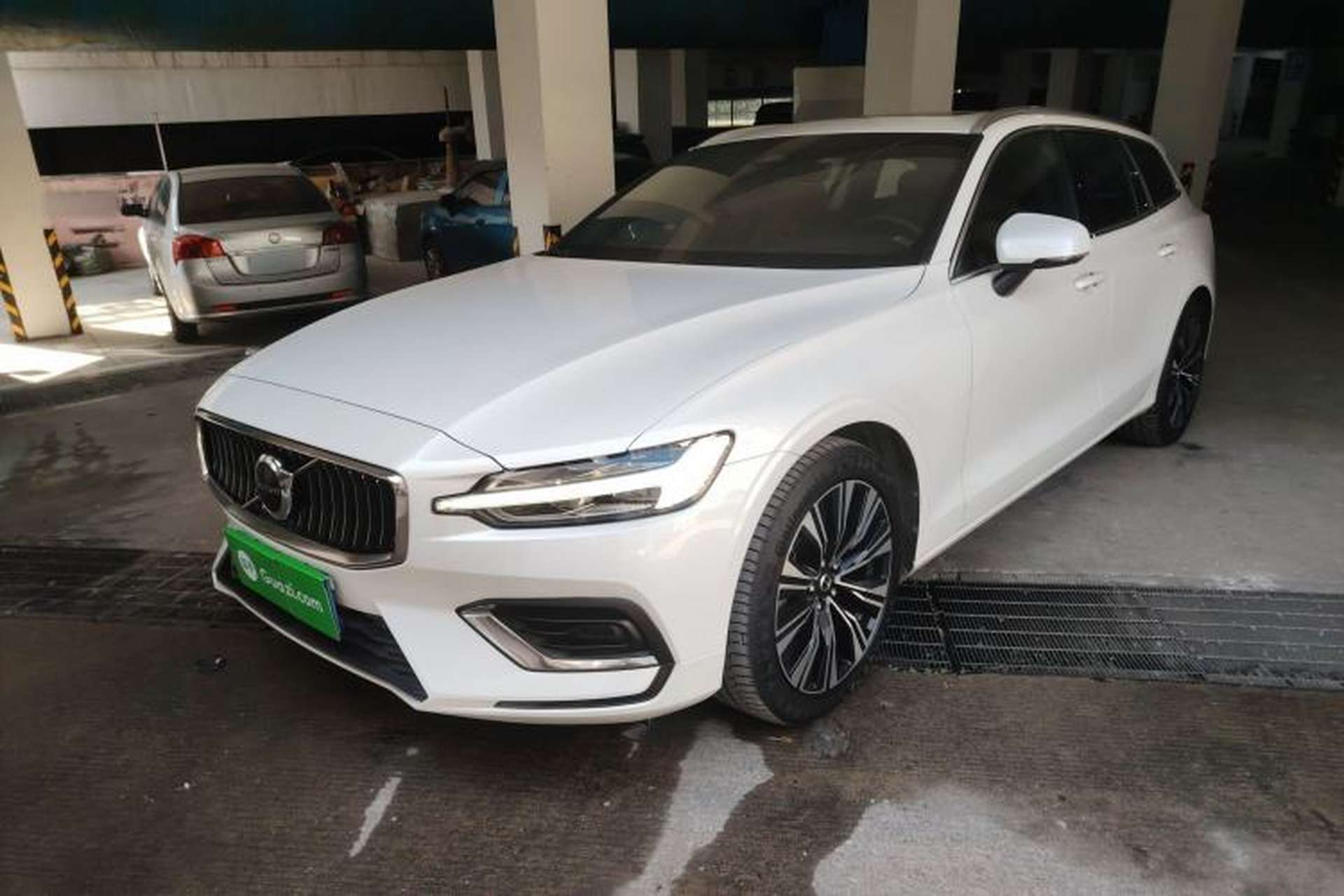 Used Volvo V60 2024 B5 Zhiyuan Luxury Edition Front Left 45 Deg