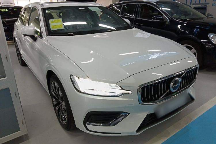 Used Volvo V60 2024 B5 Zhiyuan Luxury Edition Front Right 45 Deg