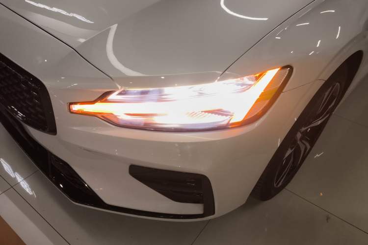 Used Volvo V60 2024 B5 Zhiyuan Sport Edition Left Front Headlight