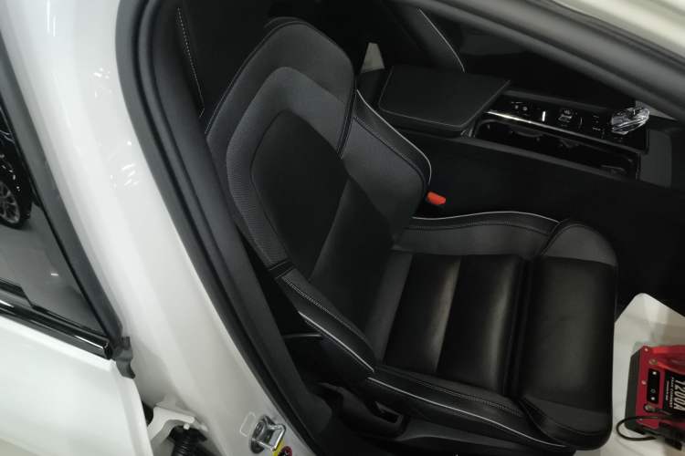 Used Volvo V60 2024 B5 Zhiyuan Sport Edition Right Front Seat