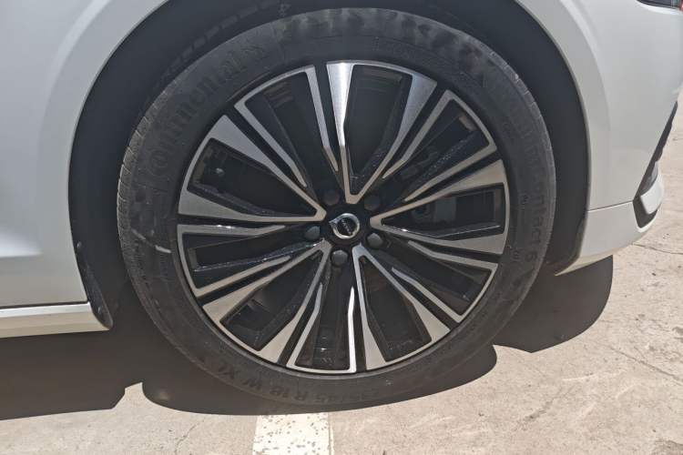 Used Volvo V60 2024 B5 Zhiyuan Luxury Edition Right Front Wheel Hub