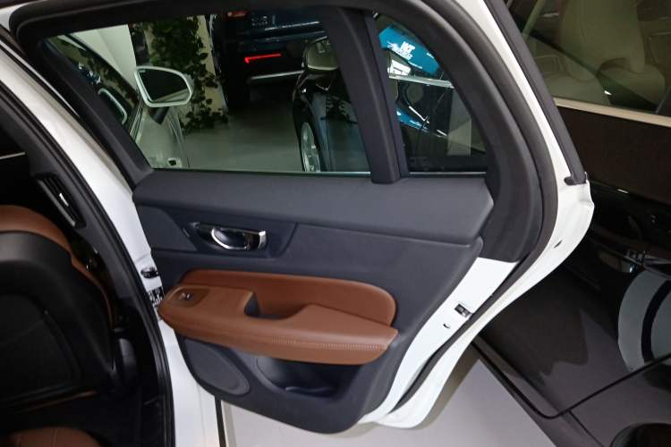Used Volvo V60 2024 B5 Zhiyuan Luxury Edition Right Rear Door Interior