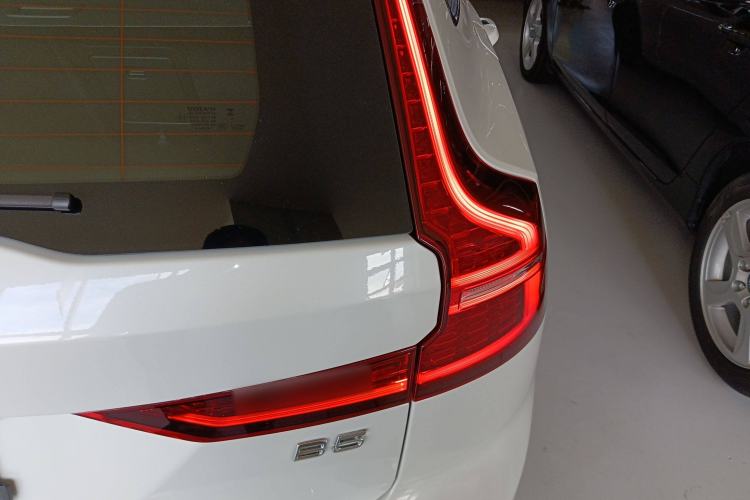 Used Volvo V60 2024 B5 Zhiyuan Luxury Edition Right Rear Taillight