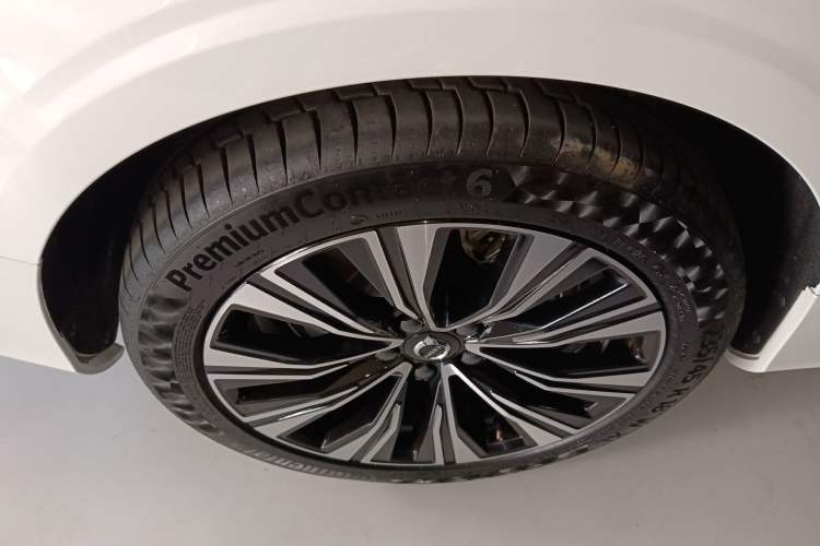 Used Volvo V60 2024 B5 Zhiyuan Luxury Edition Right Rear Wheel Hub