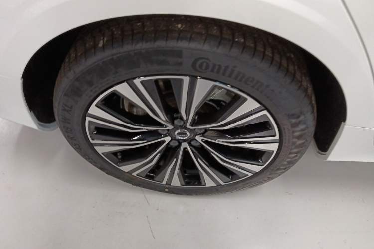 Used Volvo V60 2024 B5 Zhiyuan Luxury Edition Right Rear Wheel Hub