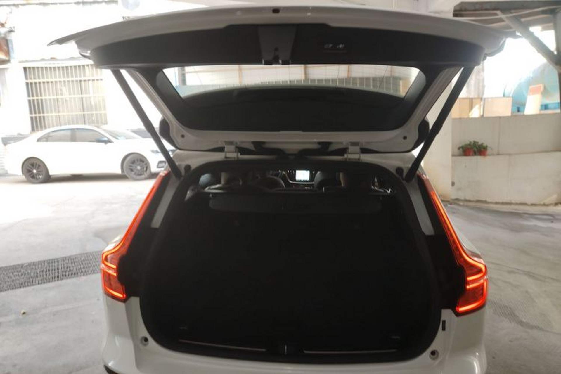 Used Volvo V60 2024 B5 Zhiyuan Luxury Edition Trunk