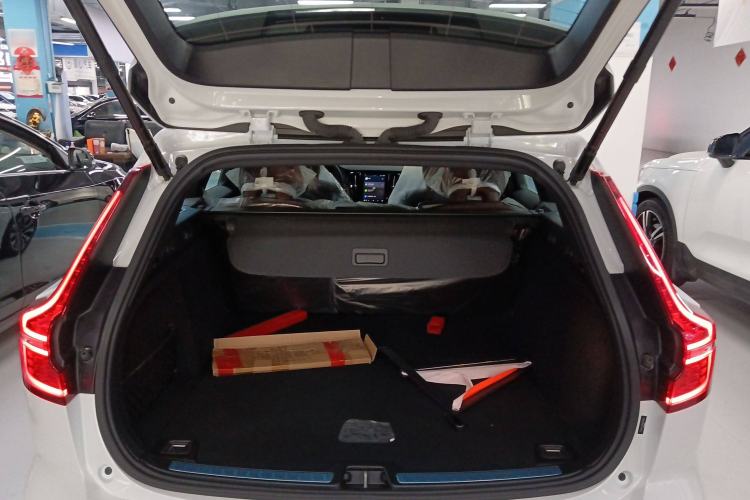 Used Volvo V60 2024 B5 Zhiyuan Luxury Edition Trunk