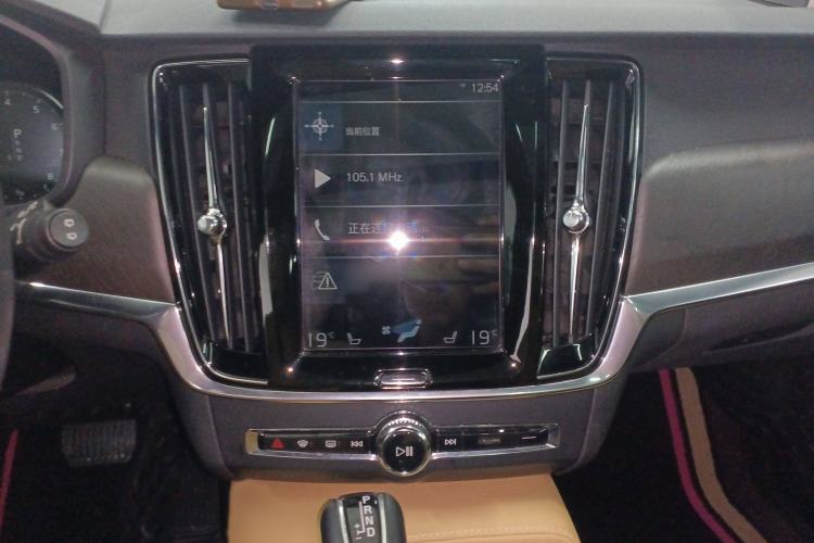Used Volvo V90 2017 Cross Country T5 AWD Smart Range Edition Audio And AC Panel
