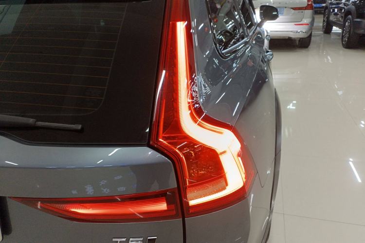 Used Volvo V90 2017 Cross Country T5 AWD Smart Range Edition Exterior 5