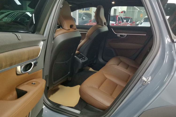 Used Volvo V90 2022 Cross Country B5 AWD Smart Range Edition Interior 1