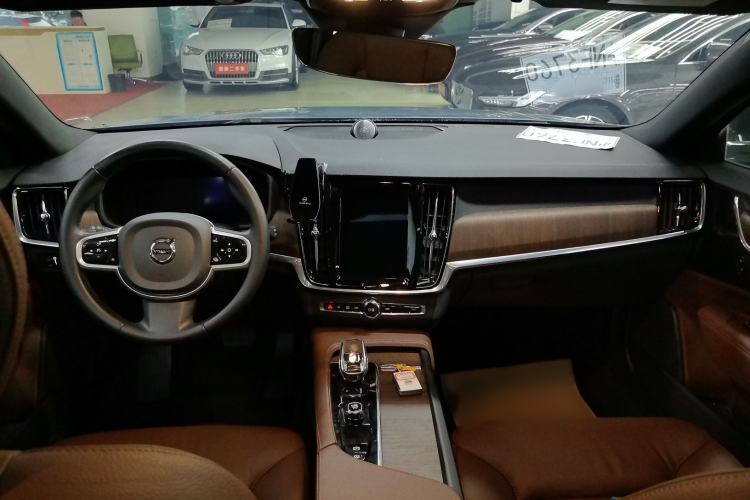 Used Volvo V90 2022 Cross Country B5 AWD Smart Range Edition Interior 2