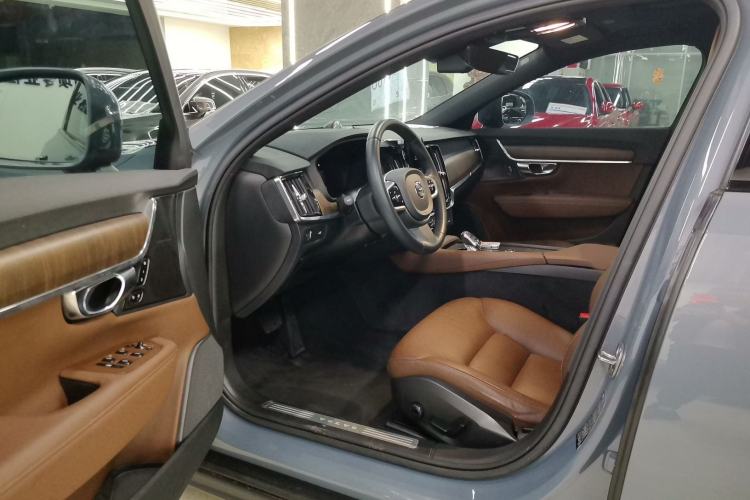 Used Volvo V90 2022 Cross Country B5 AWD Smart Range Edition Interior 3