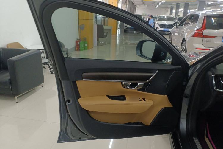 Used Volvo V90 2017 Cross Country T5 AWD Smart Range Edition Interior 7