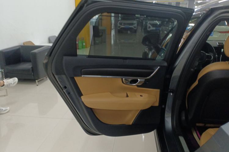 Used Volvo V90 2017 Cross Country T5 AWD Smart Range Edition Interior 8