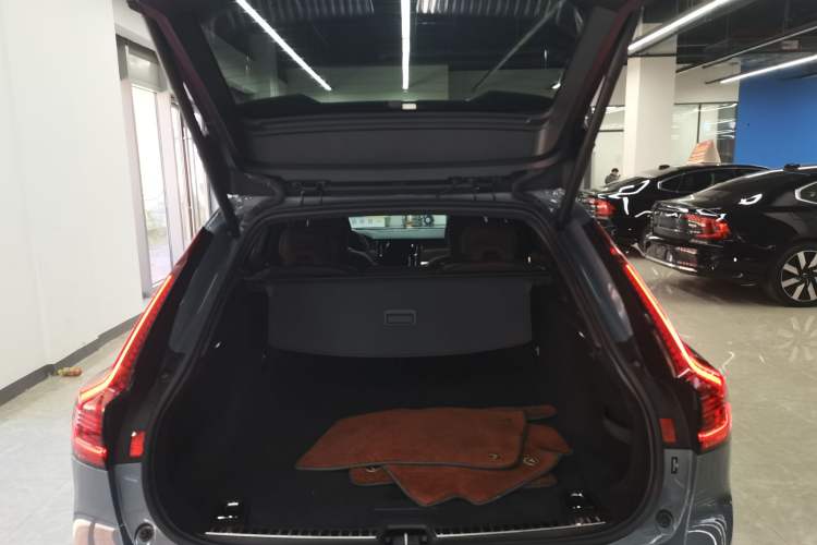 Used Volvo V90 2022 Cross Country B5 AWD Smart Range Edition Trunk
